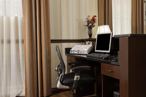 Queens County Inn and Suites Long Island City image 8